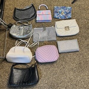 Ladies come grab you a purse💕👛